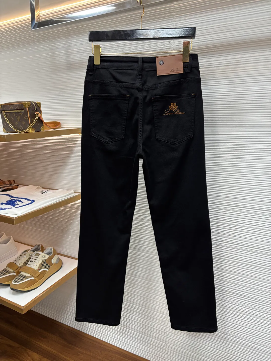 LP's latest jeans for spring 2016. No pressure to enter and leave the store. Best-selling models in the counter. Shared taste and value. Very comfortable to wear. Low-key yet luxurious. Very classy to wear. Needless to say the trousers style and cut. The upper body is exquisite and vivid. Real first-class top quality materials. Really top-level casual pants, using Turkish cotton to produce the most famous denim. Quality. After heavy washing, the pants are very soft. The straight-leg shape is not picky. The upper body is absolutely stylish and extremely luxurious! Lb Size：29-38